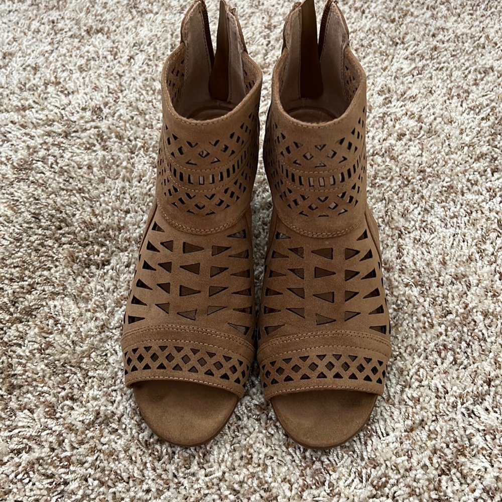 Women’s 7.5 open toed heels in brown